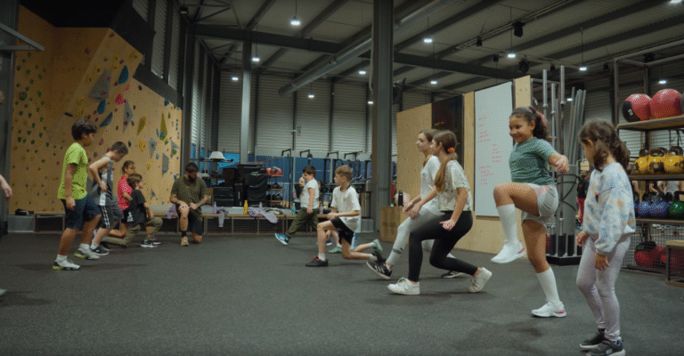 Grupo de niños practicando CrossFit
