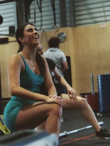 Atletas de la comunidad de CrossFit Colen charlando después de entrenar en el box