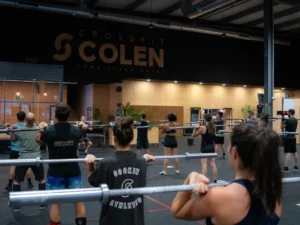 Atletas entrenando en la zona principal del box de CrossFit Colen, en Logroño