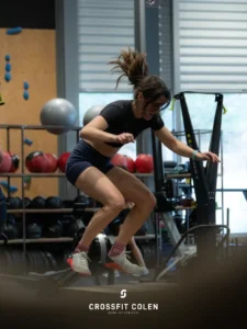 Salto al cajón durante un entrenamiento funcional en el box de CrossFit Colen, Logroño