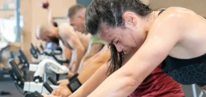 Atletas en bicis de aire durante una sesión de entrenamiento híbrido en Colen